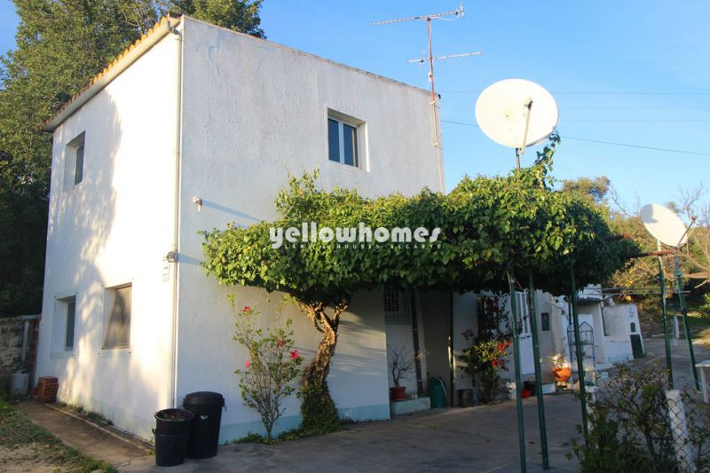 Grande terreno com casa parcialmente renovada com vista mar perto de Loule